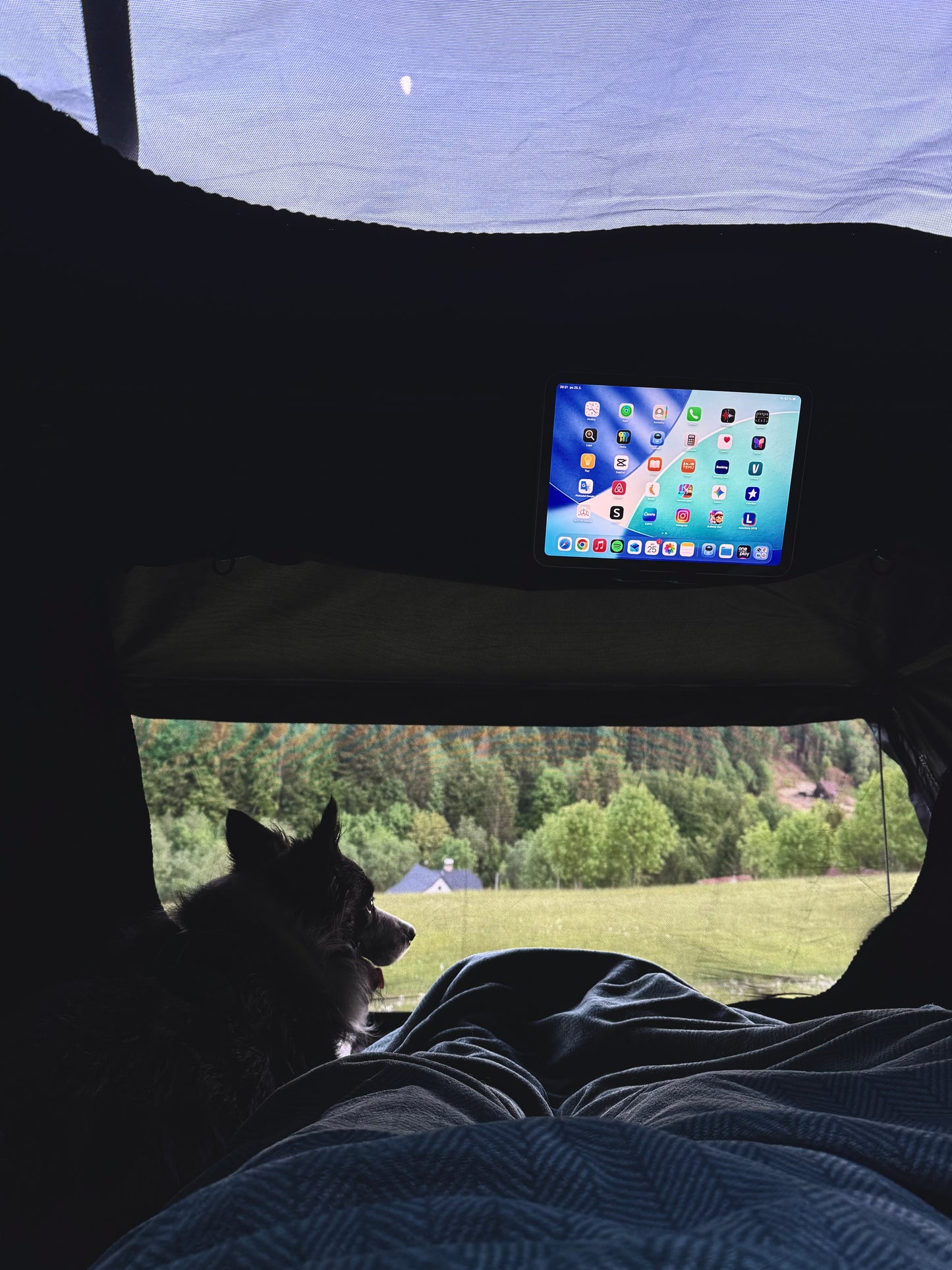 Držák tabletu/telefonu do střešního stanu