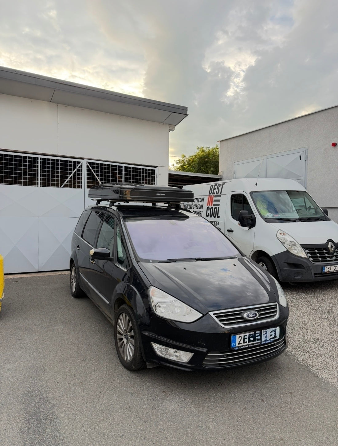 Auto s autostanem KEMPINAQ před showroomem