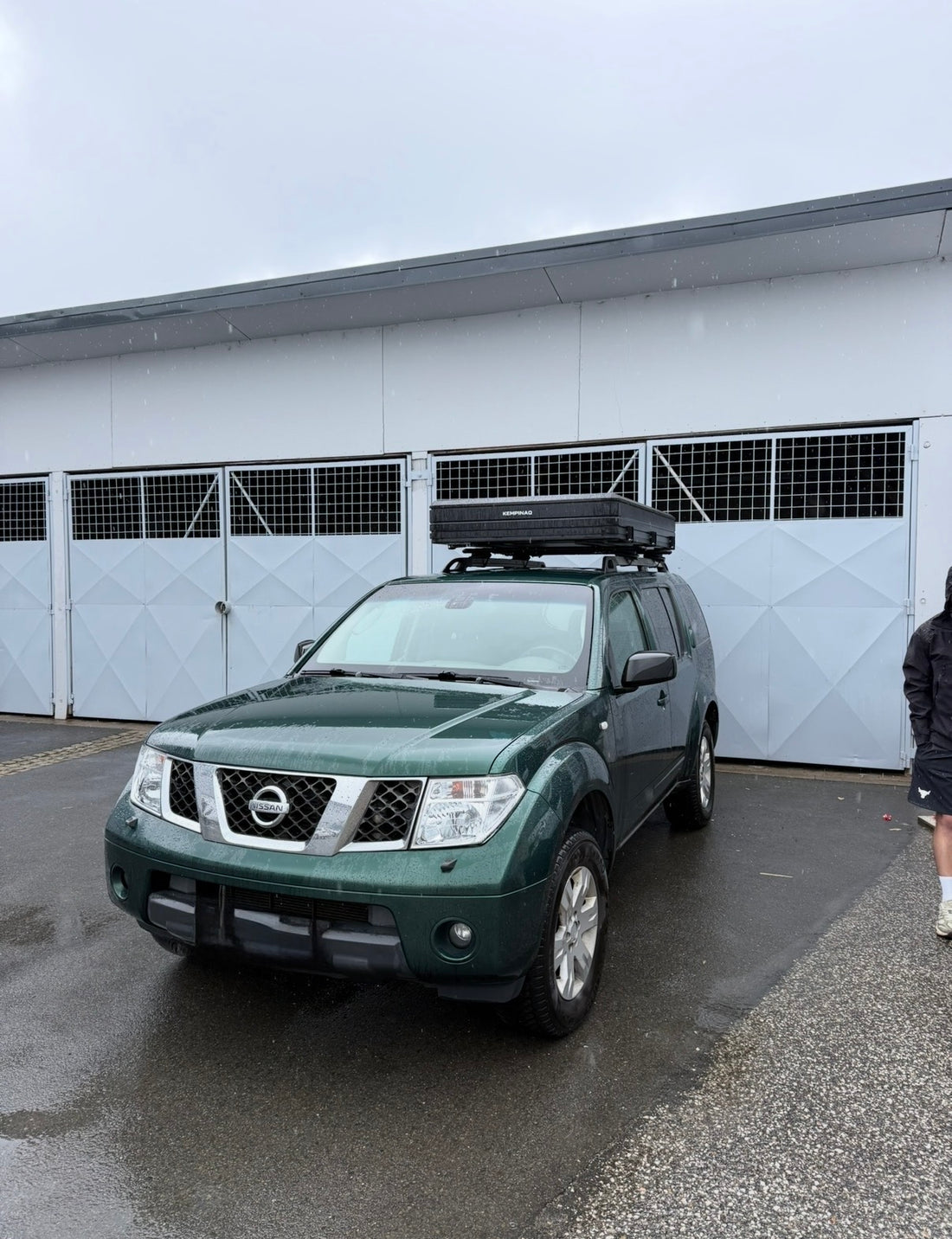 Auto s autostanem KEMPINAQ před showroomem