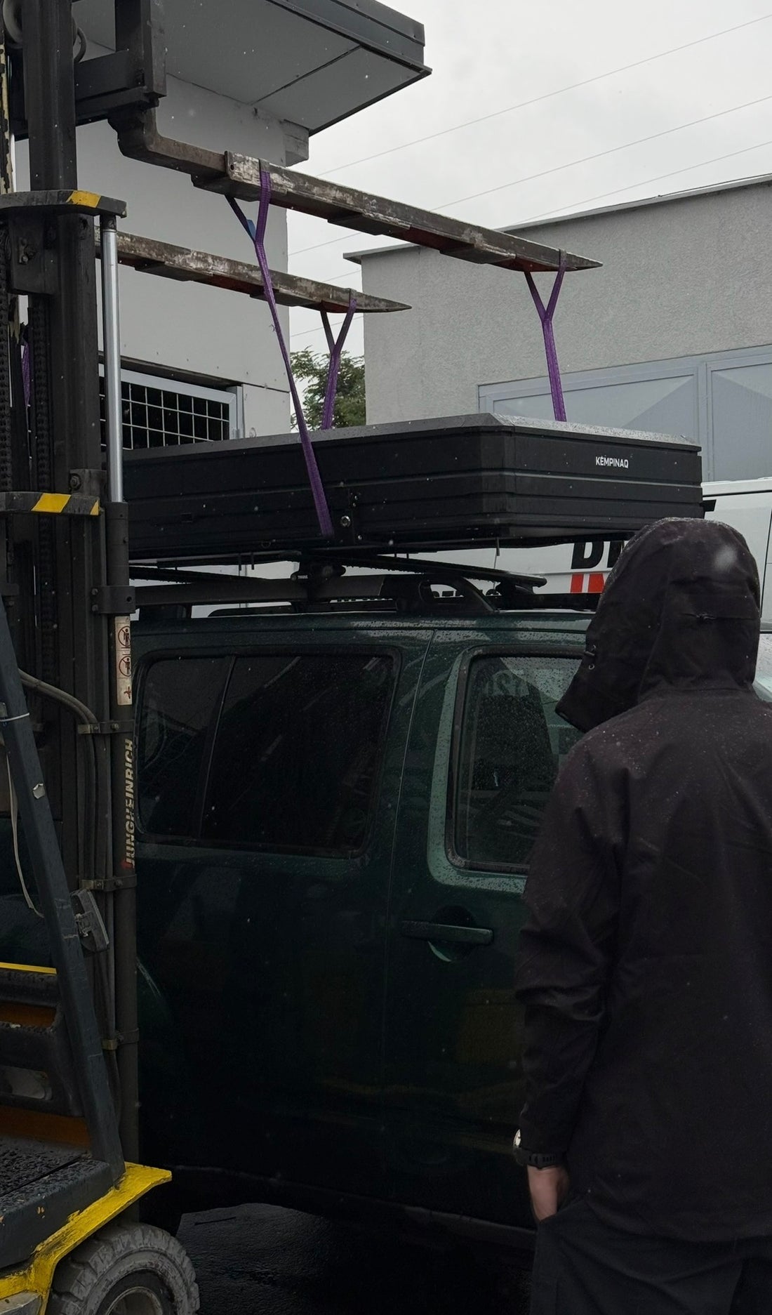 Auto s autostanem KEMPINAQ před showroomem
