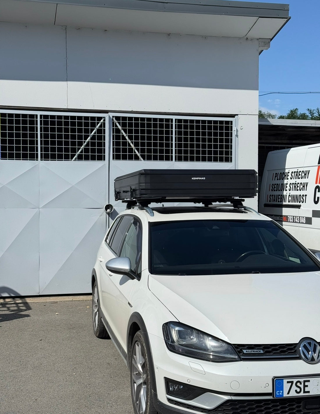 Auto s autostanem KEMPINAQ před showroomem