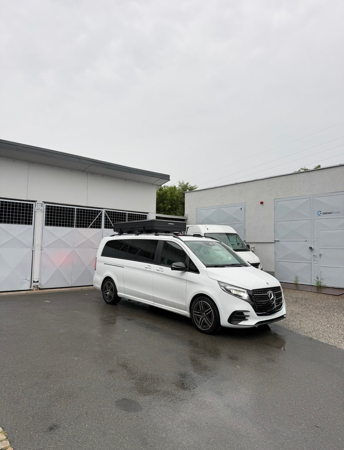 Auto s autostanem KEMPINAQ před showroomem