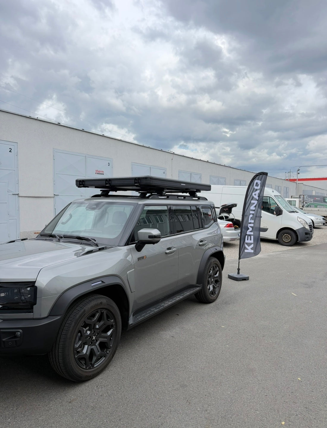 Auto s autostanem KEMPINAQ před showroomem