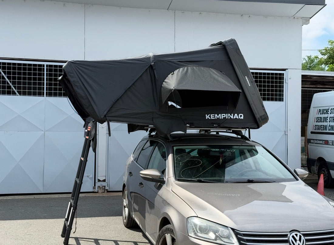 Auto s autostanem KEMPINAQ před showroomem