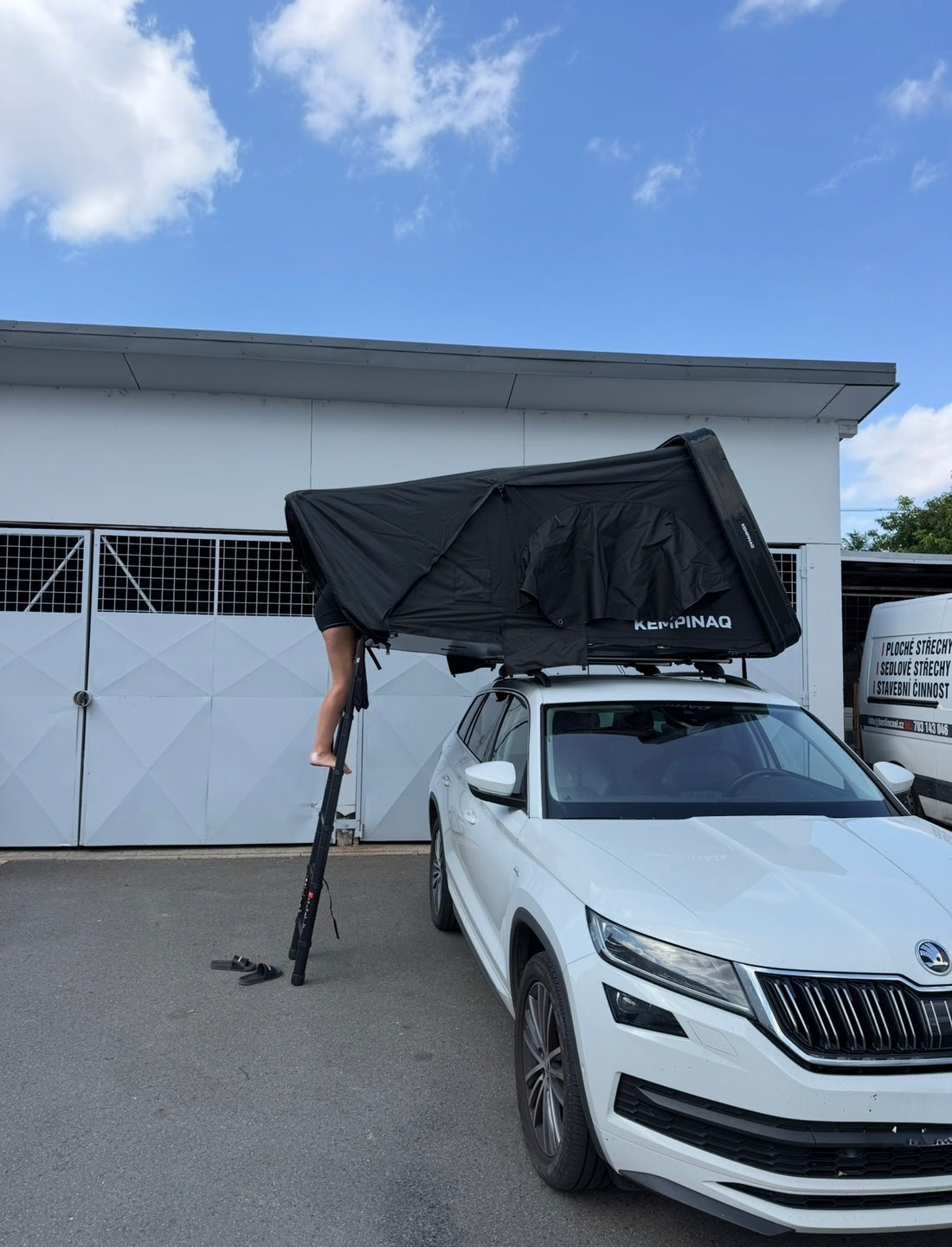 Auto s autostanem KEMPINAQ před showroomem