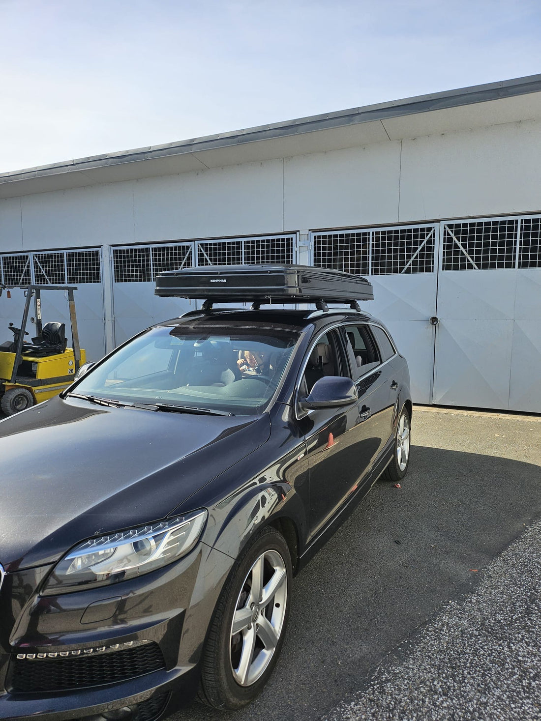 Auto s autostanem KEMPINAQ před showroomem